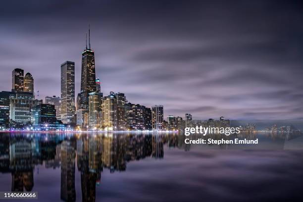 シカゴのスカイラインとミシガン湖の夜景 - michigan avenue chicago ストックフォトと画像