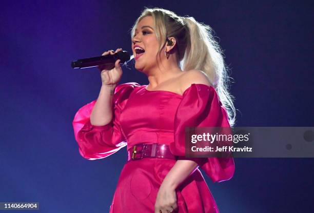 Host Kelly Clarkson performs onstage during the 2019 Billboard Music Awards at MGM Grand Garden Arena on May 1, 2019 in Las Vegas, Nevada.