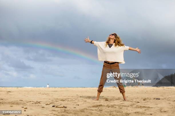 44-jährige frauen haben spaß auf wunderschöner hawaii - 40 44 years woman stock-fotos und bilder