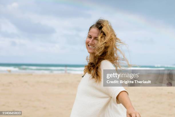 44-jährige frauen haben spaß auf wunderschöner hawaii - 40 44 years stock-fotos und bilder