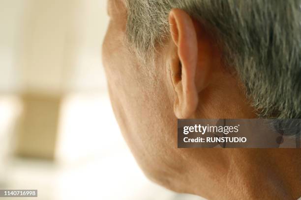senior man's ear - earlobe 個照片及圖片檔
