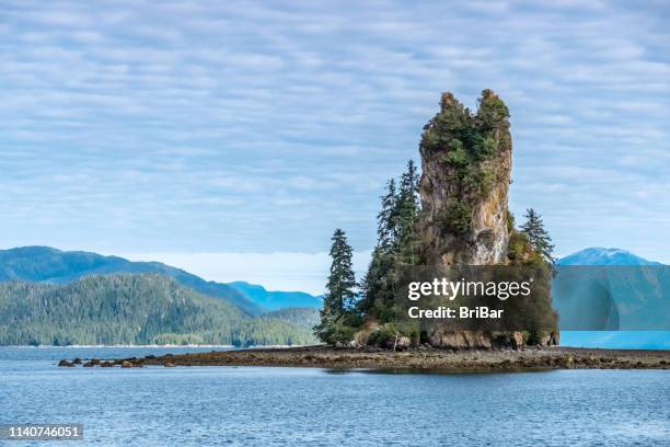 new eddystone rock, ketchikan, alaska, usa - felssäulenformation stock-fotos und bilder