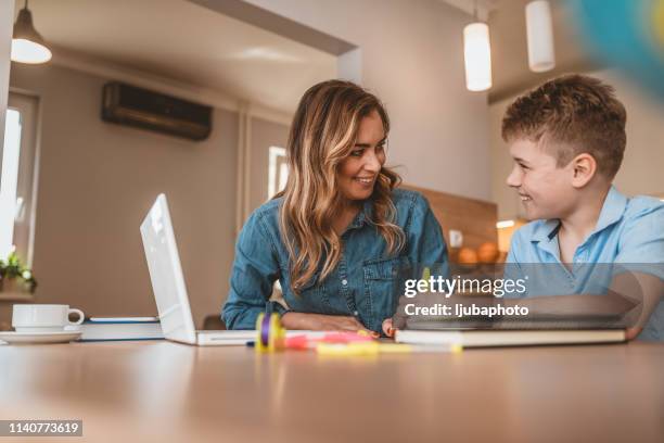 logopedista che insegna una lingua a un bambino autistico - autismo foto e immagini stock