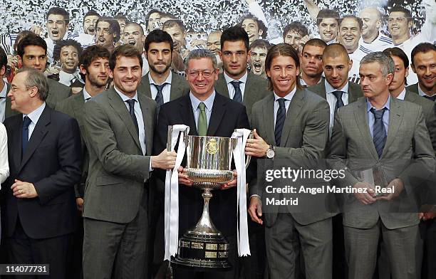 Iker Casillas , Sergio Ramos and head coach Jose Mourinho of Real Madrid pose with Mayor of Madrid Alberto Ruiz Gallardon during the celebration of...