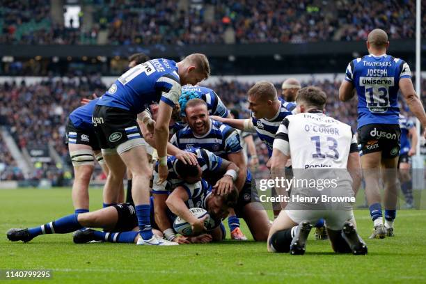 Rhys Priestland of Bath Rugby celebrates with team mates as he scores his team's fourth try during the Gallagher Premiership Rugby match between Bath...