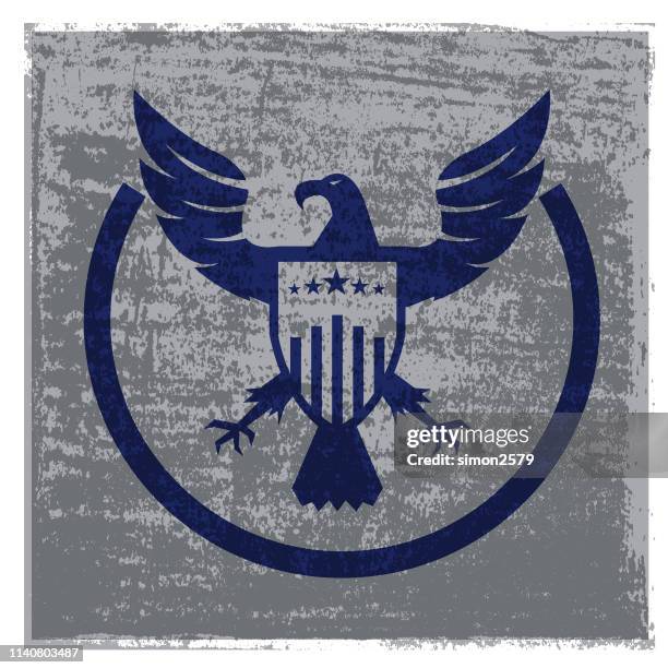 illustrations, cliparts, dessins animés et icônes de aigle américain et emblème de bouclier avec fond texturé grunge - us military emblems