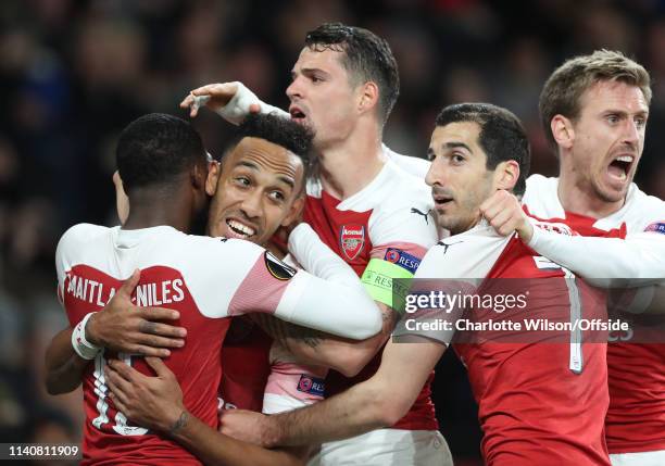 Pierre-Emerick Aubameyang of Arsenal celebrates scoring their 3rd goal with Ainsley Maitland-Niles, Granit Xhaka, Henrikh Mkhitaryan and Nacho...
