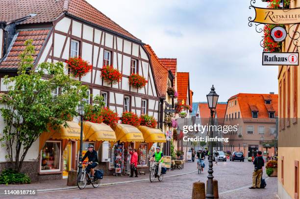 la vista sulla strada a wurzburg, germania - würzburg foto e immagini stock