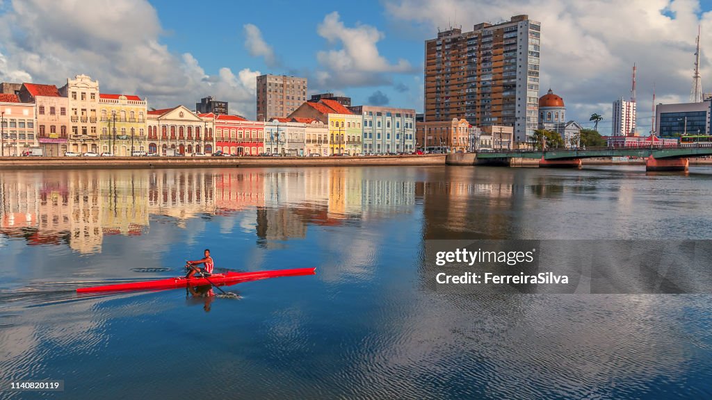 Jonge man Roeien op de Capibaribe rivier