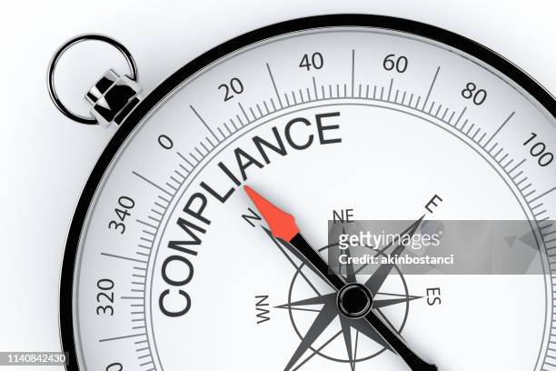 kompass-pfeil pointing auf compliance - standards stock-fotos und bilder