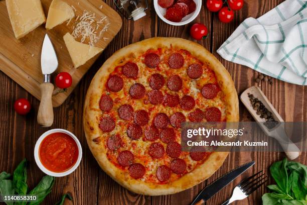 pepperoni pizza with ingredients - pizza de chorizo fotografías e imágenes de stock