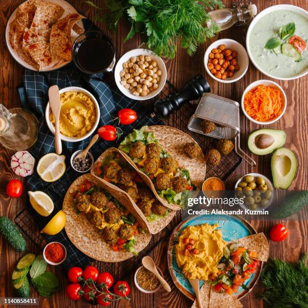 falafel wraps with ingredients - cucina del medio oriente foto e immagini stock