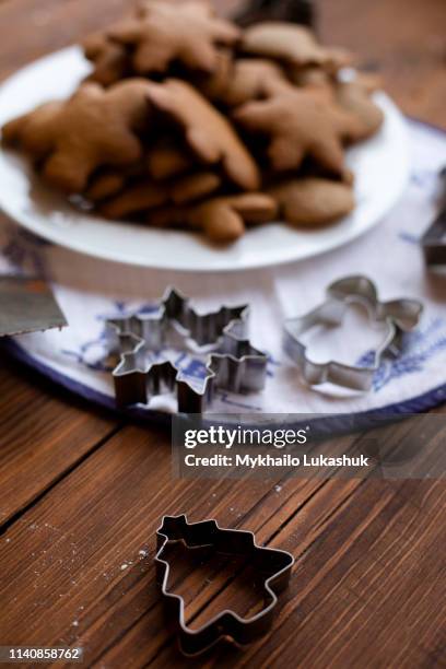 cookie cutters by plate of christmas cookies - pastry cutter fotografías e imágenes de stock