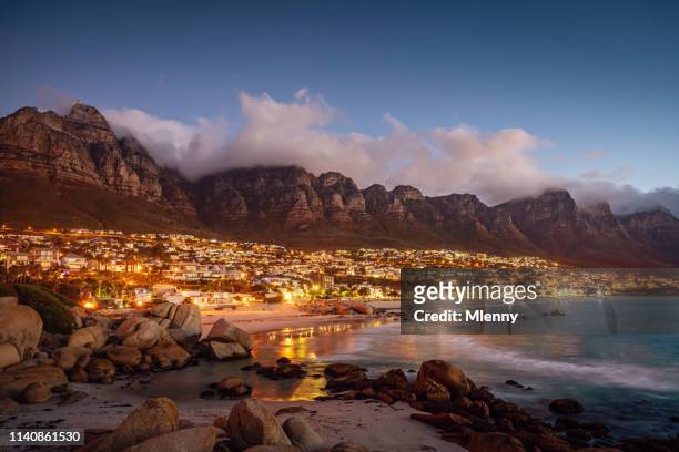 camps bay atmosferische twilight cape town zuid-afrika - cape town stockfoto's en -beelden