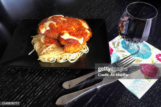 chicken parmesan - chicken parmigiana stockfoto's en -beelden