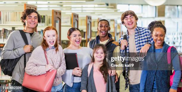 hoge school studenten in bibliotheek, meisje met benedensyndroom - alleen tieners stockfoto's en -beelden