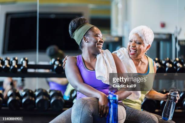 donne afro-americane in palestra - fitness center foto e immagini stock