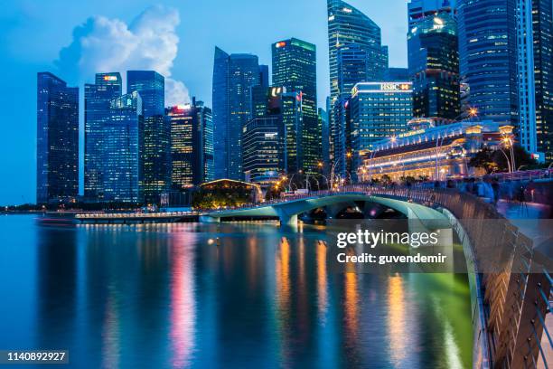 singapore central business district skyline bij blue hour - singapore flyer stockfoto's en -beelden