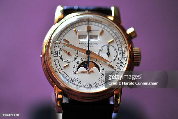Highlight of the auction, an extremely rare yellow gold Patek Philippe chronograph with perpetual calendar and moon phases, valued at 665'000 USD -...