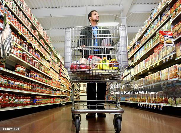 man shopping for groceries. - burlington iowa fotografías e imágenes de stock