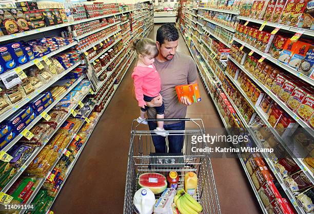 dad and daughter at grocery store - gemüseladen stock-fotos und bilder