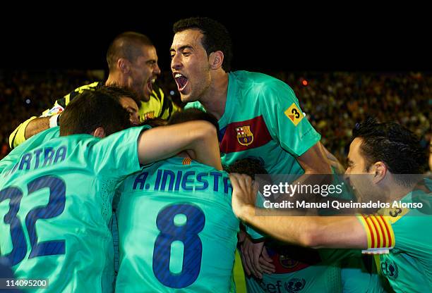 Players of Barcelona celebrate after the La Liga match between Levante UD and Barcelona at Ciutat de Valencia on May 11, 2011 in Valencia, Spain. The...