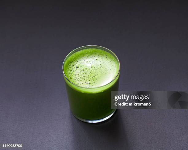 glass of japanese powdered green tea, matcha tea - stoffwechsel entgiftung stock-fotos und bilder