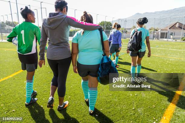 girls soccer team arriving at soccer pitch - africa game stock-fotos und bilder