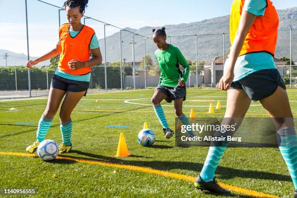 girls soccer team training - sports training drill stock pictures, royalty-free photos & images