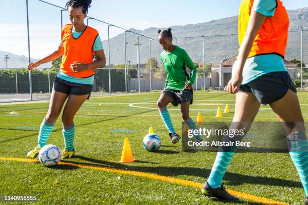 girls soccer team training - sports training drill 個照片及圖片檔