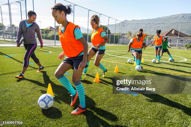 girls soccer team training - soccer team coach stock pictures, royalty-free photos & images