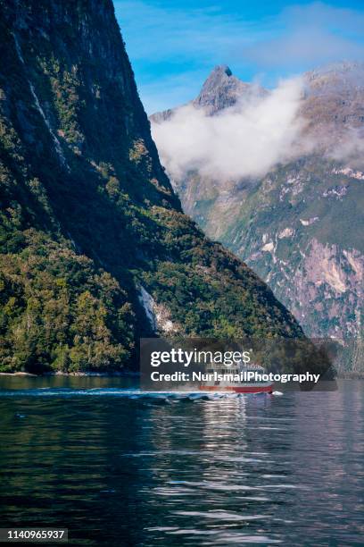 boat sailing in milford sound, south island, new zealand - fjord milford sound stock-fotos und bilder