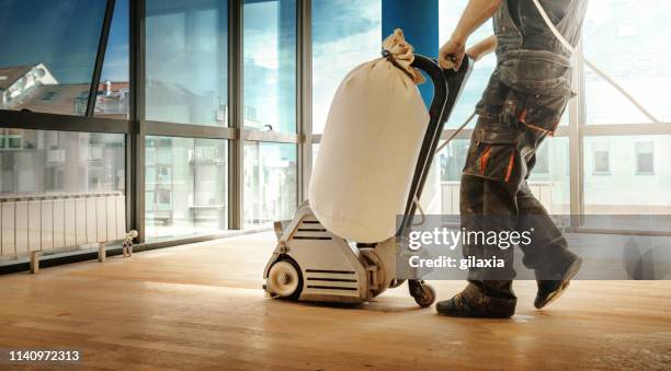 hardhouten vloer herstel. - schuur stockfoto's en -beelden