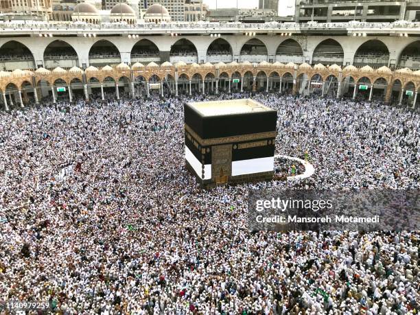 pilgrims in al-haram mosque - meca fotografías e imágenes de stock