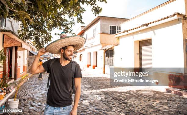 hombre sonriente vistiendo sombrero. - cancun fotografías e imágenes de stock