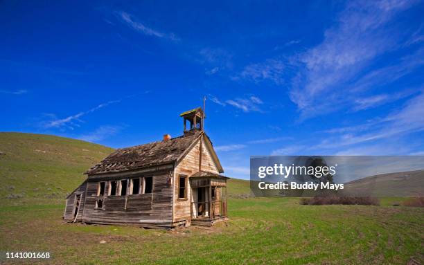 abandoned schoolhouse on plains of northern oregon - escuela rural fotografías e imágenes de stock