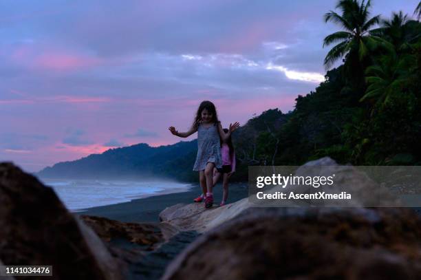 osa schiereiland reizen met kinderen - osa peninsula stockfoto's en -beelden