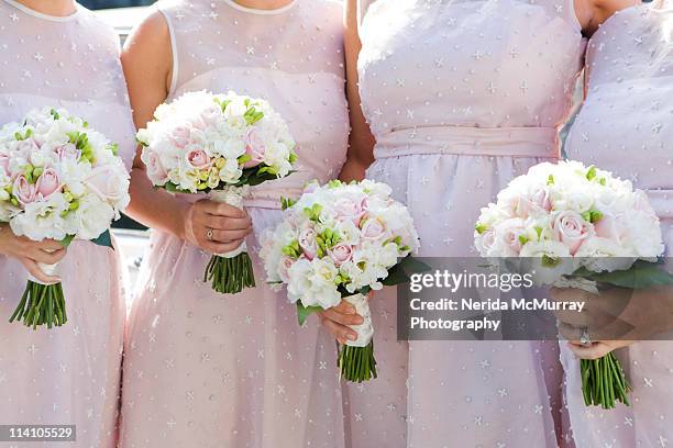 bridesmaids with bouquets - bruidsmeisje stockfoto's en -beelden