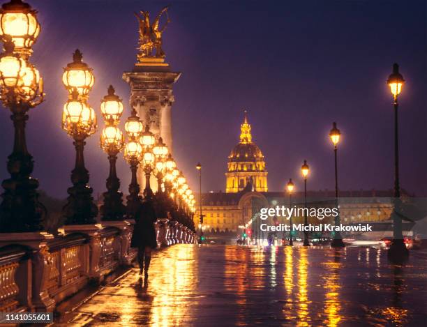 pont alexandre iii de nuit, en regardant vers les invalides. paris, france. - quartier des champs élysées photos et images de collection