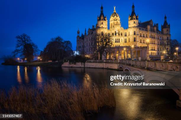 schwerin castle at dusk - schwerin stock-fotos und bilder