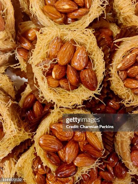 gourmet middle eastern honey confectionery, birds nest baklava pastries with almonds - glace pistache photos et images de collection