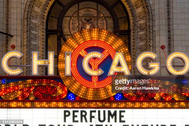 luces signo exterior del teatro de chicago - teatro chicago fotografías e imágenes de stock