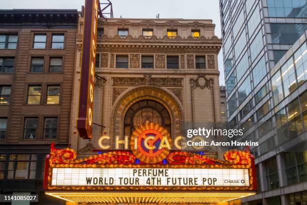 ljus skylt exteriör chicago theater - state street bildbanksfoton och bilder