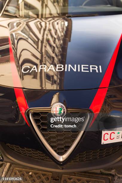 de bumper en de motorkap van de carabinieri auto in rome, italië - carabinieri stockfoto's en -beelden