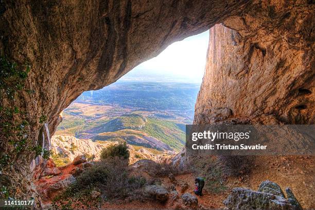 natural cave, montagne sainte victoire - aix en provence imagens e fotografias de stock