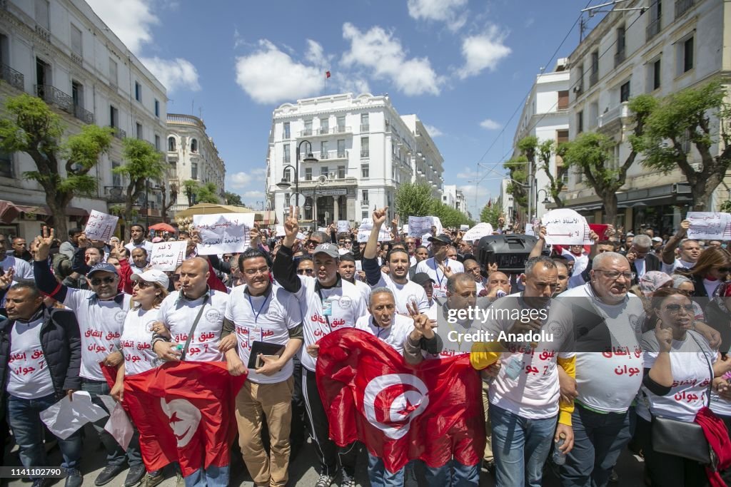 Tunisian academicians march better salaries