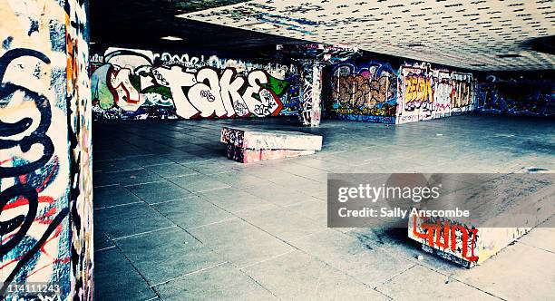 skate park with graffiti on the walls - skatepark foto e immagini stock