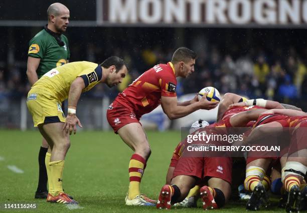 Clermont's French scrum-half Morgan Parra looks on as Perpignan's French flanker Sadek Deghmache introduces the ball into the scrum during the French...