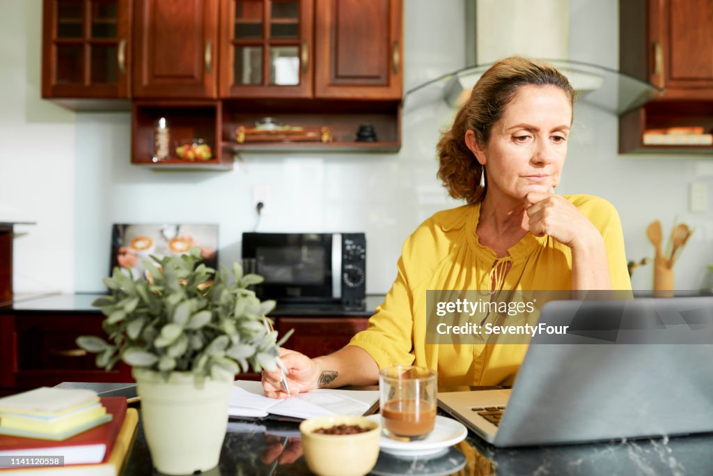 Oudere huisvrouw werken op laptop