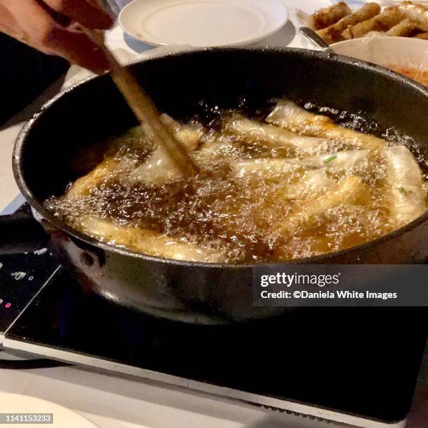 frying spring rolls - deep fried fotografías e imágenes de stock